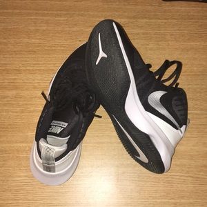 NIKE AIR VERSITILE BASKETBALL SHOES